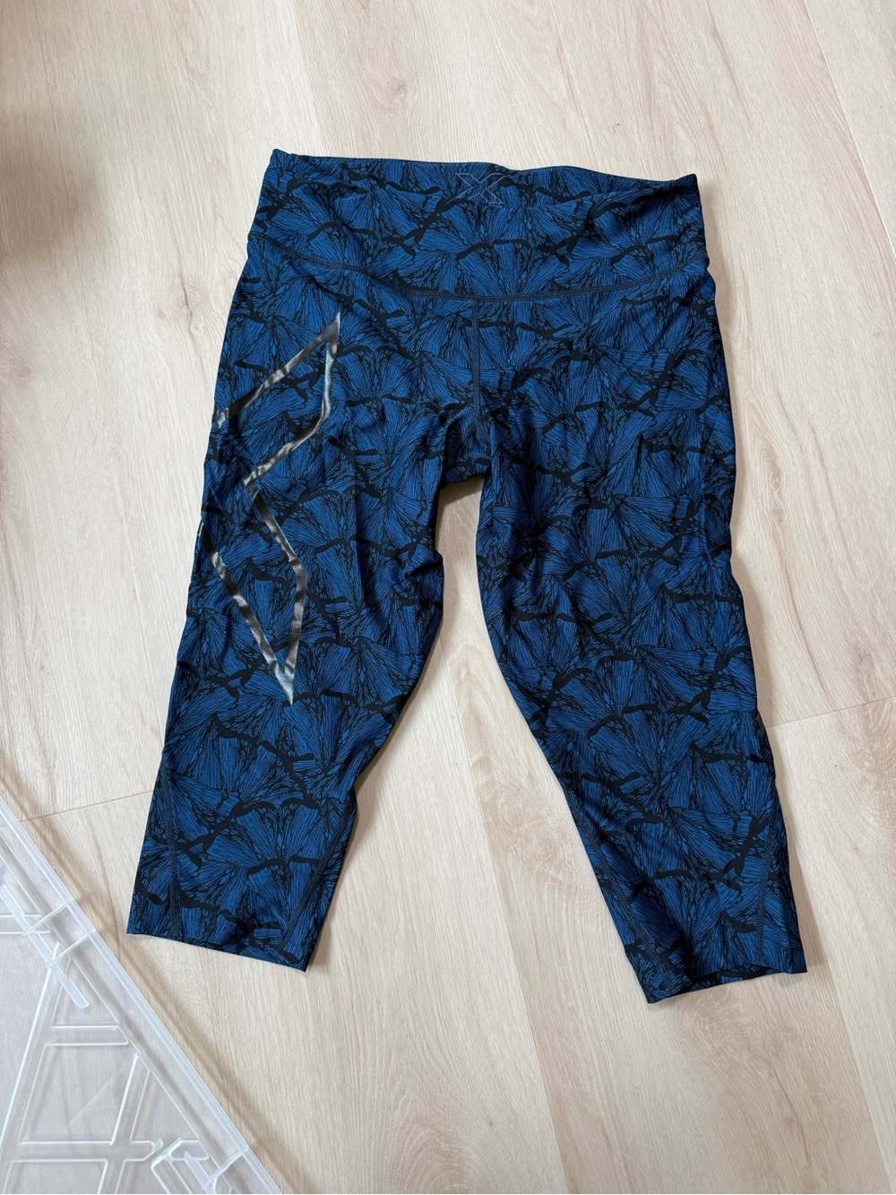 2xu Women’s butterfly Blue Patterned Active Capris